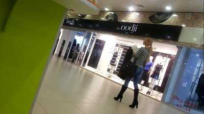 सुपरमार्केट में कूल चिक।